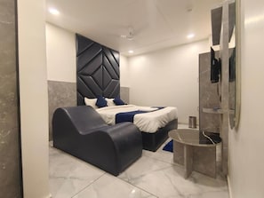 Deluxe Double Room, City View | Laptop workspace, free WiFi
