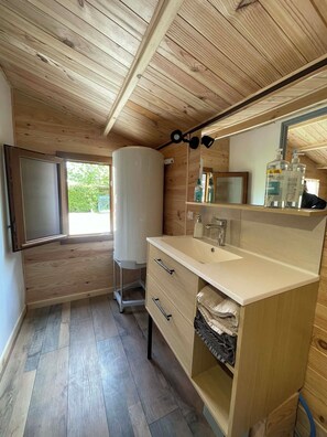 Shower, towels, soap, toilet paper - Vrbo Property (Logron)