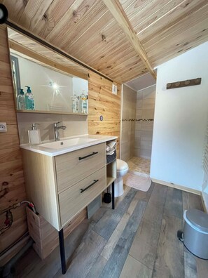 Regadera, toallas, jabón, papel de baño 