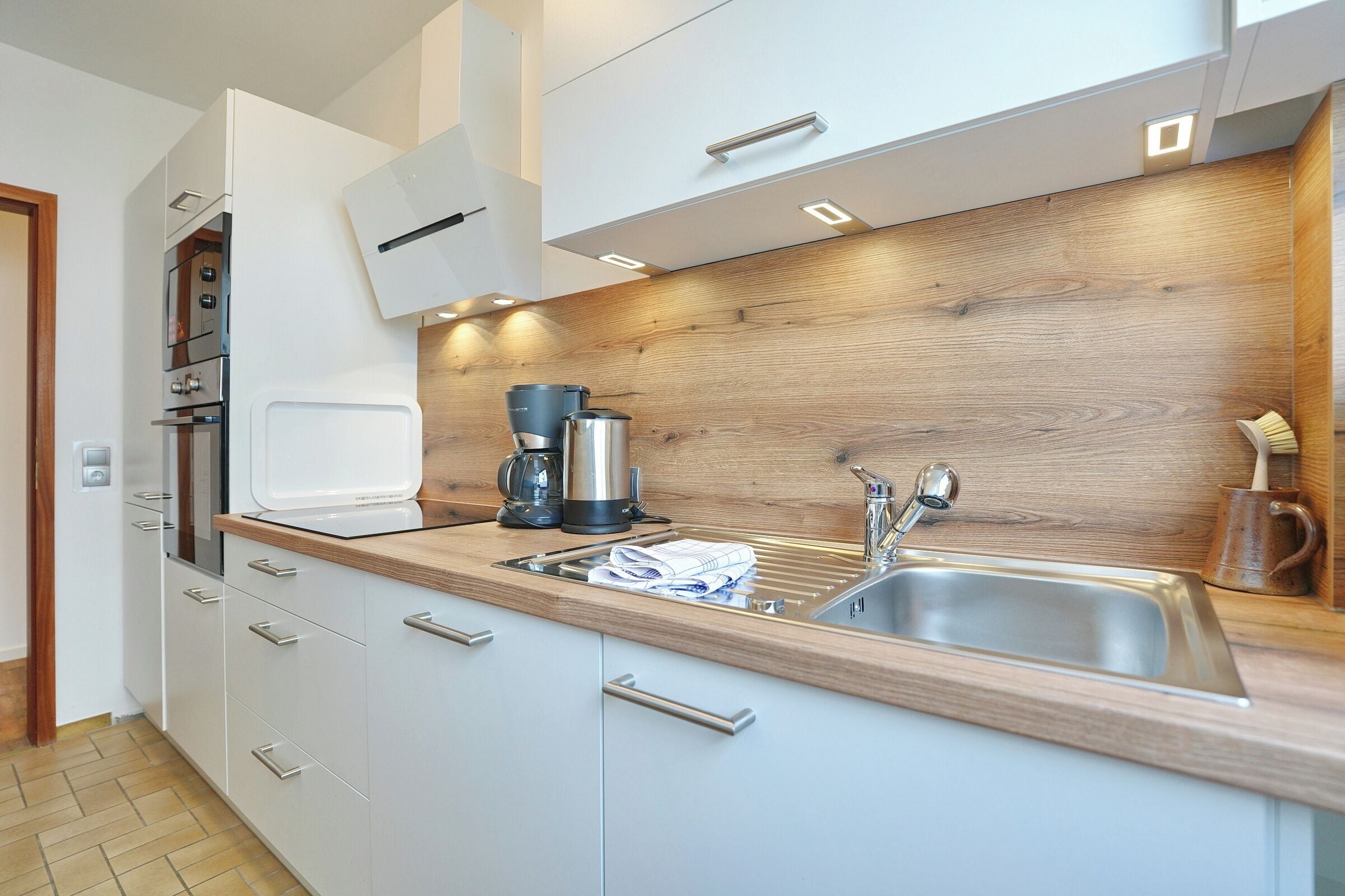 Coffee/tea maker, fridge, microwave, oven
