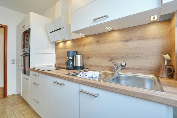 Coffee/tea maker, fridge, microwave, oven - Hansastrasse Building, Apartment 1 (Scharbeutz)