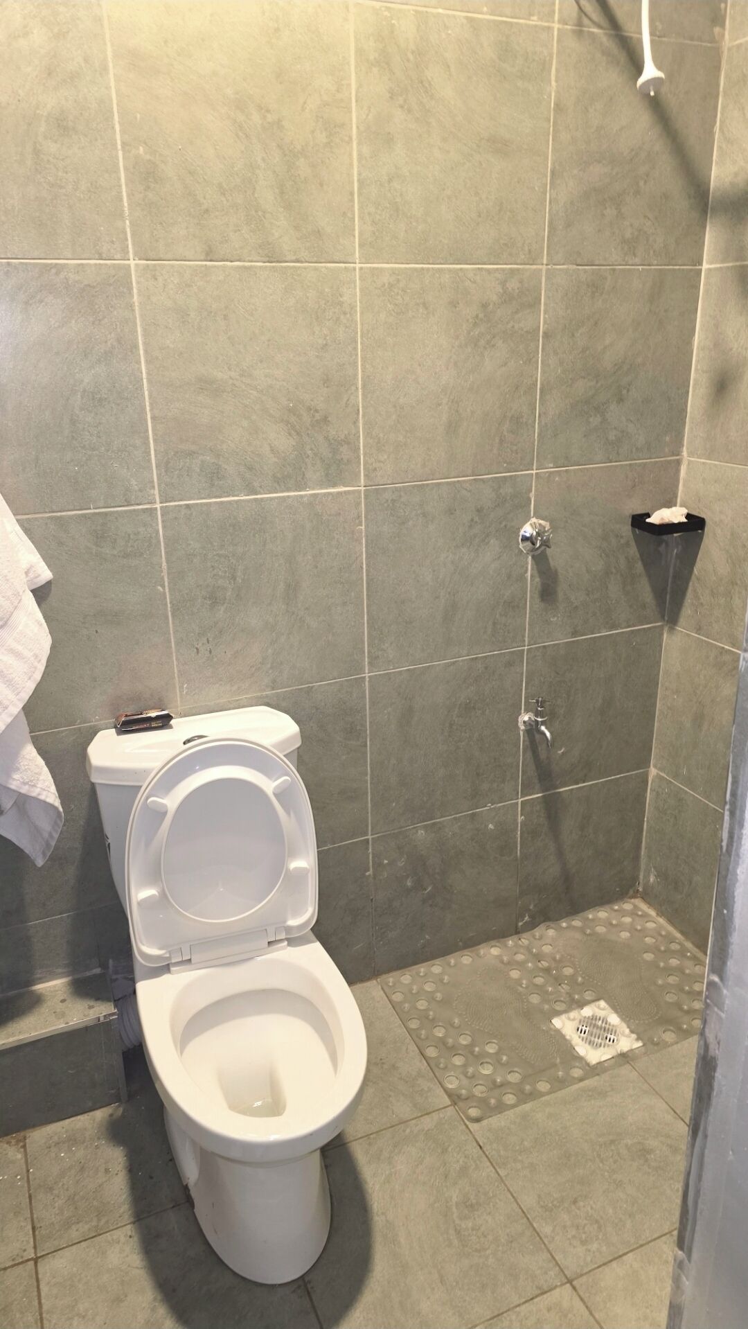 Douche, serviettes fournies, savon, papier toilette