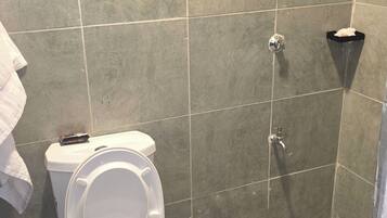 Douche, serviettes fournies, savon, papier toilette