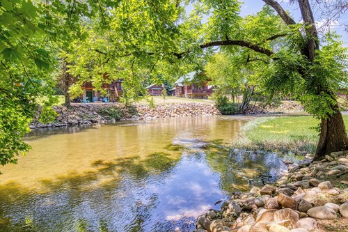 Riverfront Pigeon Forge Cabin w/ Hot Tub, Pet Friendly, Sleeps 6