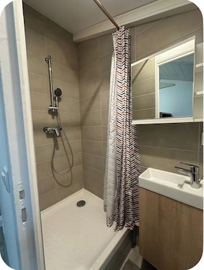 Bathroom - Vrbo Property (Évian-les-Bains)