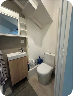 Bathroom - Vrbo Property (Évian-les-Bains)