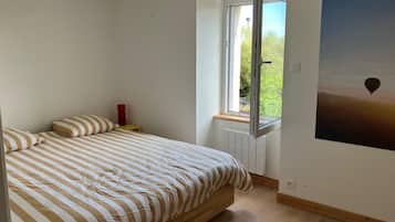 2 bedrooms, travel crib, WiFi (free), bed sheets