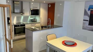 Coffee/tea maker, fridge, microwave, oven
