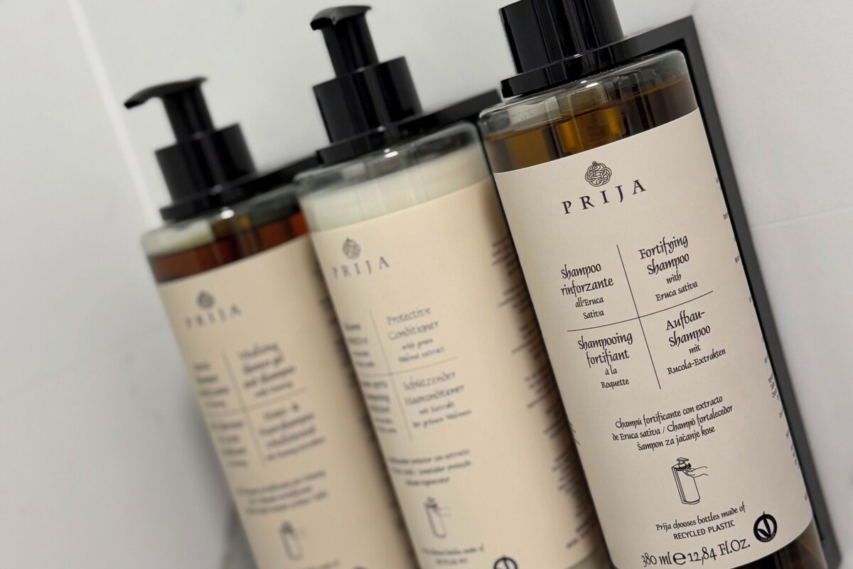 Drei Flaschen PRIJIA Shampoo mit unterschiedlichen Rezepturen.