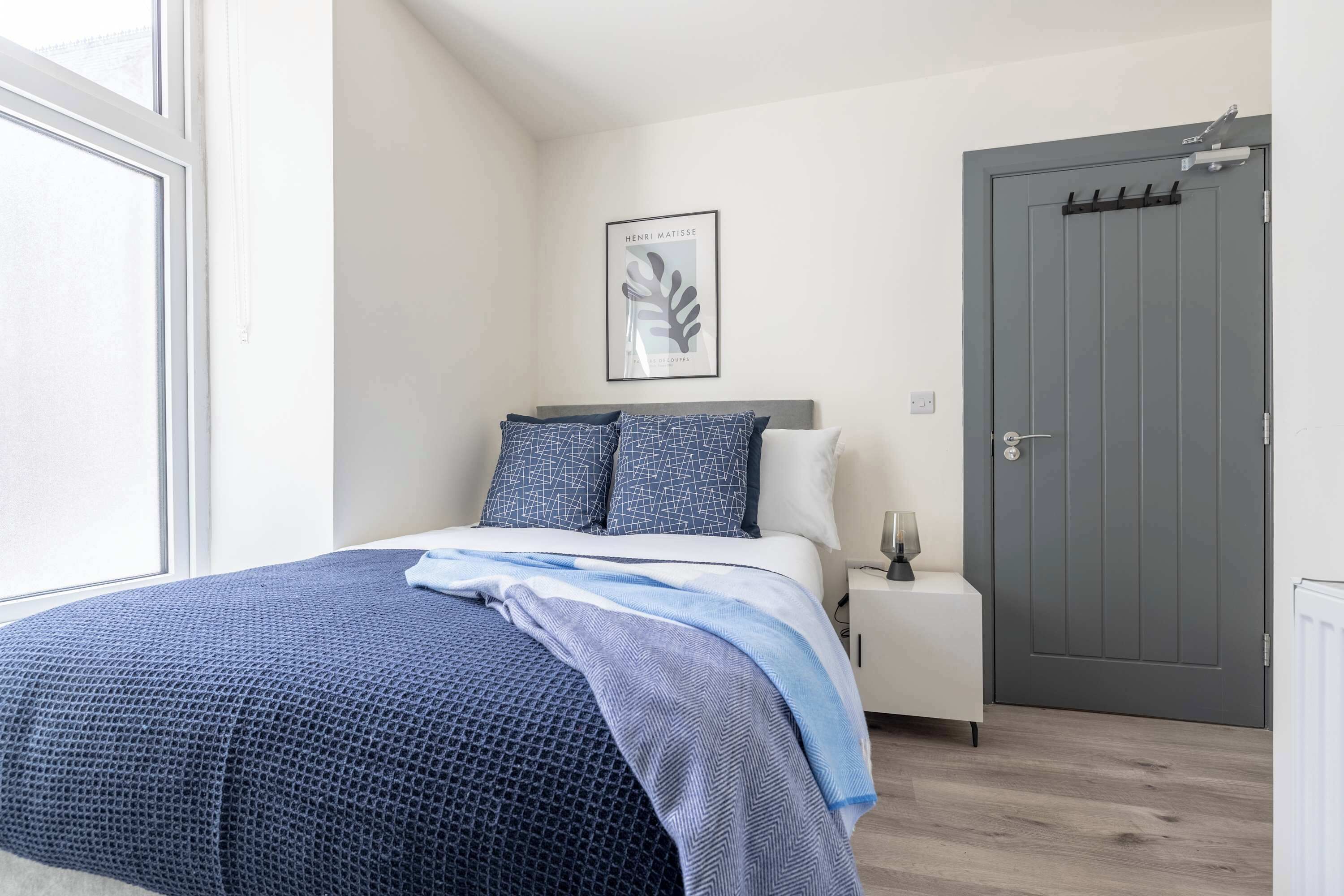 5 bedrooms, iron/ironing board, WiFi, bed sheets