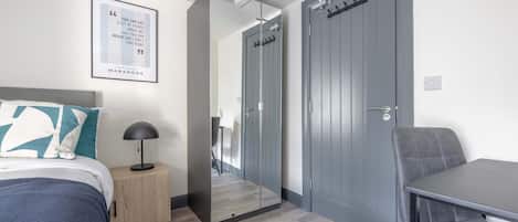 Tabla de planchar con plancha, wifi y ropa de cama