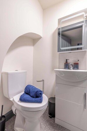 Dusche, Haartrockner, Handtücher, Shampoo