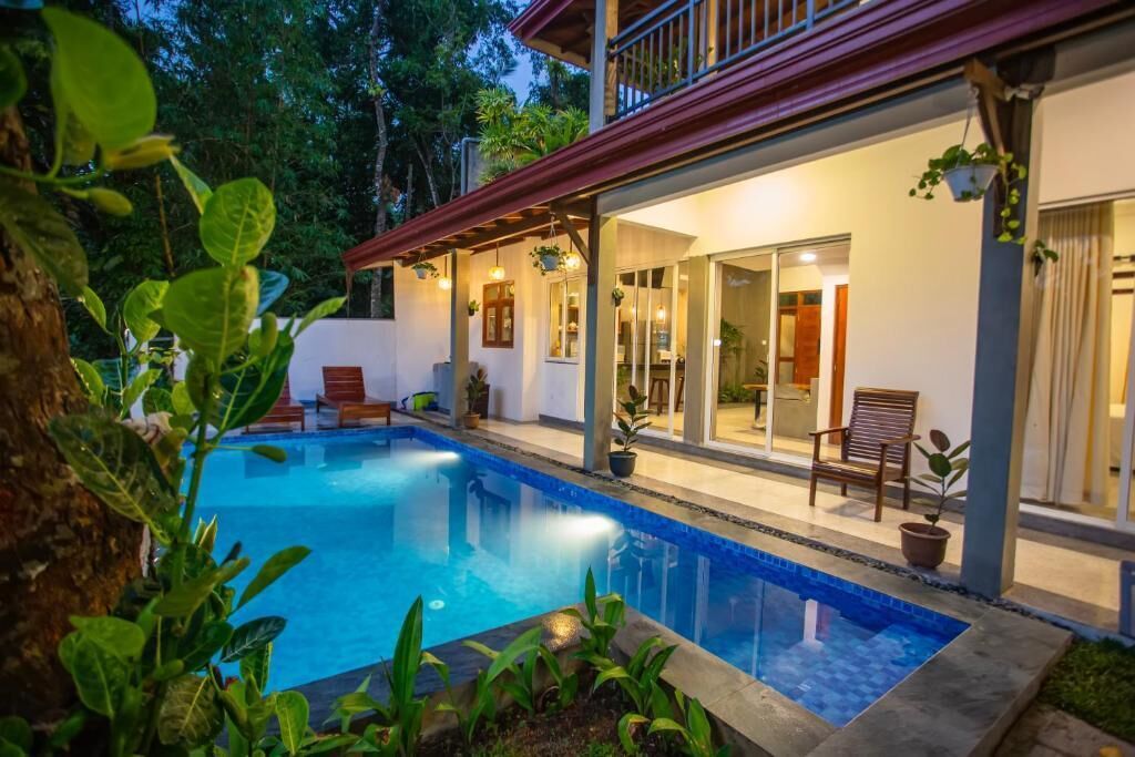 Outdoor pool, pool loungers