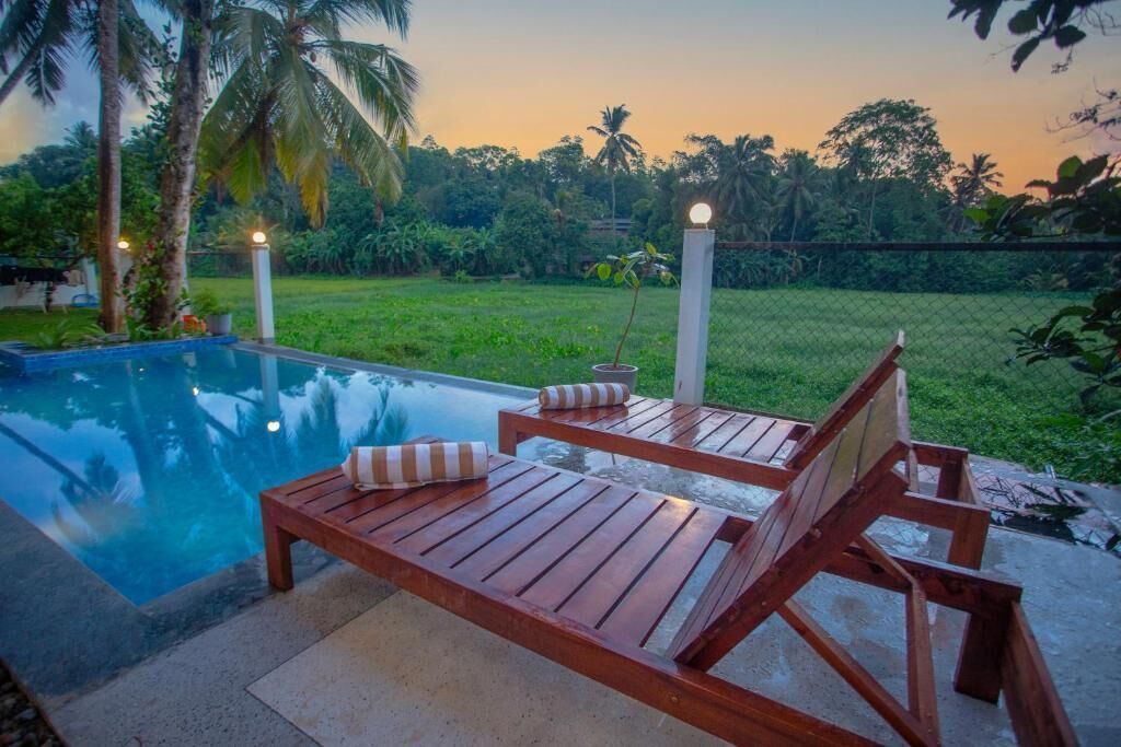 Outdoor pool, pool loungers