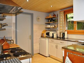 Une cuisine de taille réduite équipée d’une cuisinière, d’un four à micro-ondes et d’un réfrigérateur.