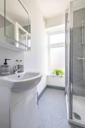 Dusche, Haartrockner, Handtücher, Shampoo