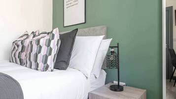 Ferros/tábuas de passar roupa, acesso à internet, roupa de cama