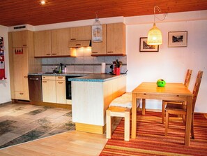 Kühlschrank, Ofen, Geschirrspüler, Kochgeschirr/Geschirr/Besteck