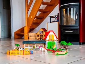 Un pueblo en miniatura con edificios, vehículos y una escalera.