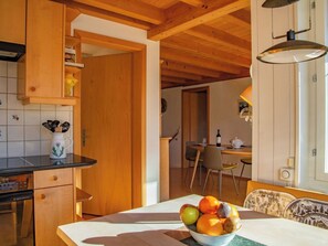 Kühlschrank, Ofen, Geschirrspüler, Kochgeschirr/Geschirr/Besteck