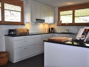 Kühlschrank, Ofen, Geschirrspüler, Kochgeschirr/Geschirr/Besteck