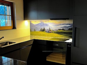 Kühlschrank, Ofen, Geschirrspüler, Kochgeschirr/Geschirr/Besteck