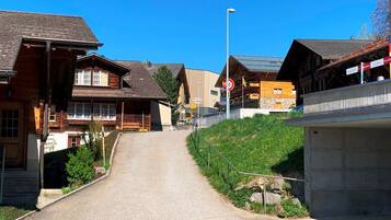 Une rue résidentielle bordée de maisons, un ciel dégagé et un panneau indiquant l’interdiction d’accès.