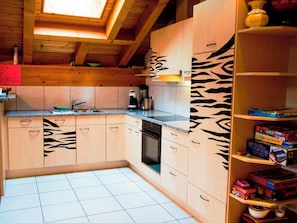 Kühlschrank, Geschirrspüler, Kochgeschirr/Geschirr/Besteck