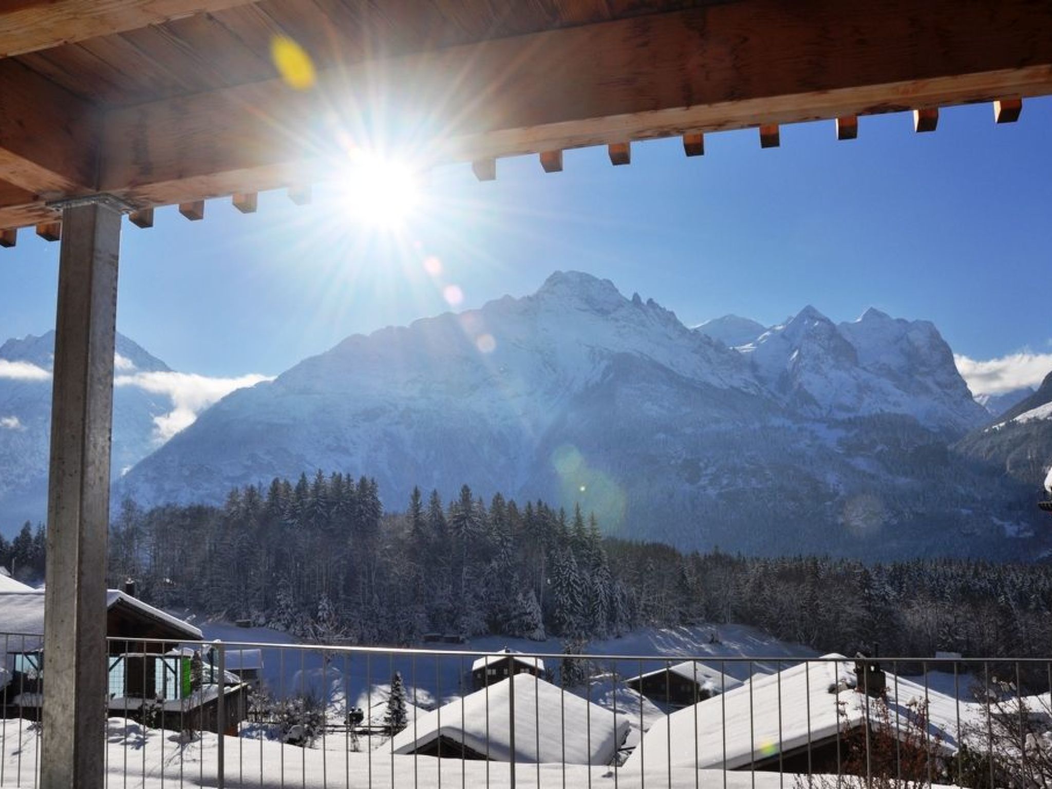 Vistes a la muntanya, amb pics nevats i un cel serè.