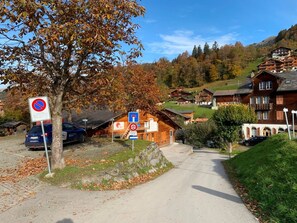 A rural road leading to a wooden building with a T-junction. - HasliRent, Mike, (Hasliberg Reuti), by Interhome (Hasliberg)