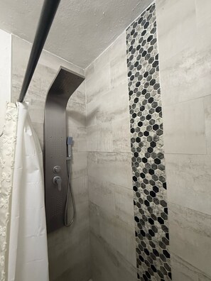 Dusche, Haartrockner, Handtücher, Seife