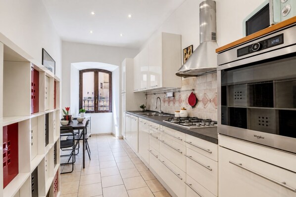 Fridge, microwave, dishwasher - Dama Apartment Prati (Roma)