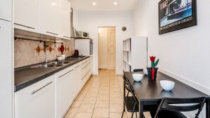 Fridge, microwave, dishwasher - Dama Apartment Prati (Roma)