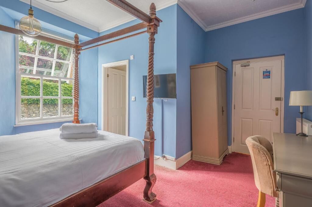 Een strijkplank/strijkijzer, gratis wifi, beddengoed