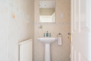Een douche, een haardroger, handdoeken