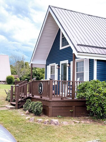 Coraline’s Cabin on the Blue Ridge Pkwy - cozy cottage w/ a beautiful view.