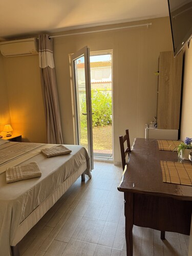 Chambre cosy climatisée & sa salle d’eau privative à 5 min de la mer