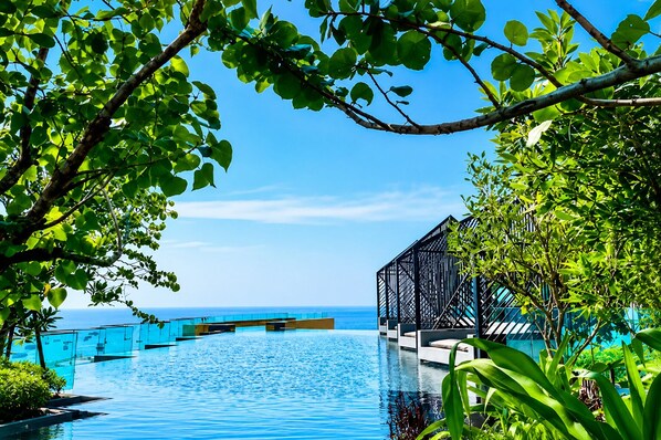 Indoor pool, outdoor pool - Edge Pattaya: Rooftop Infinity Pool! (Pattaya City)