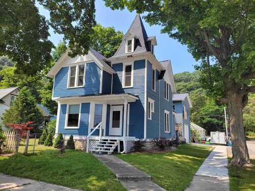 NEW! The Glarum Apartment - Gorgeous Dog-Friendly Apartment in Great Location with Minisplit A/C!