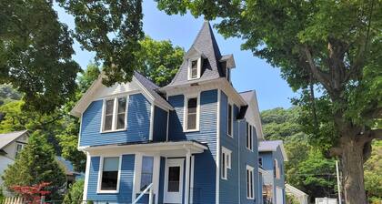 NEW! The Glarum Apartment - Gorgeous Dog-Friendly Apartment in Great Location with Minisplit A/C!