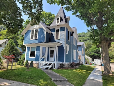 NEW! The Glarum Apartment - Gorgeous Dog-Friendly Apartment in Great Location with Minisplit A/C!