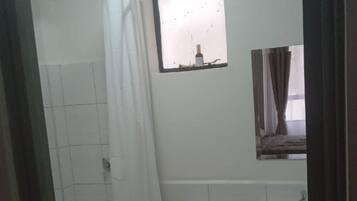 Bidet, serviettes fournies, savon, papier toilette