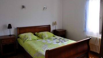Iron/ironing board, travel cot