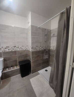Shower, hair dryer, towels, toilet paper - Vrbo Property (La Seyne-sur-Mer)