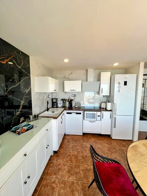 Fridge, microwave, oven, stovetop - Private residence with ocean and mountain views, pool, 2 toilets, 2 bathrooms, parking (Peñíscola)