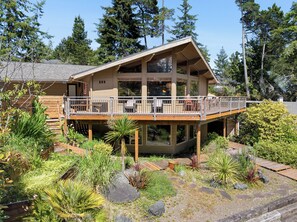 Exterior - Lodge style 5 bedroom, 2 kitchens, large deck, outdoor firepit, 1 dog ok (Manzanita)