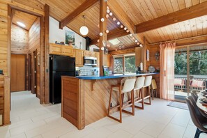 Coffee/tea maker, fridge, microwave, oven - Lodge style 5 bedroom, 2 kitchens, large deck, outdoor firepit, 1 dog ok (Manzanita)