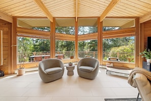 Smart TV, fireplace, books - Lodge style 5 bedroom, 2 kitchens, large deck, outdoor firepit, 1 dog ok (Manzanita)