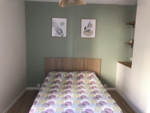 Iron/ironing board, bed sheets - Vrbo Property (Saint-Cyprien)