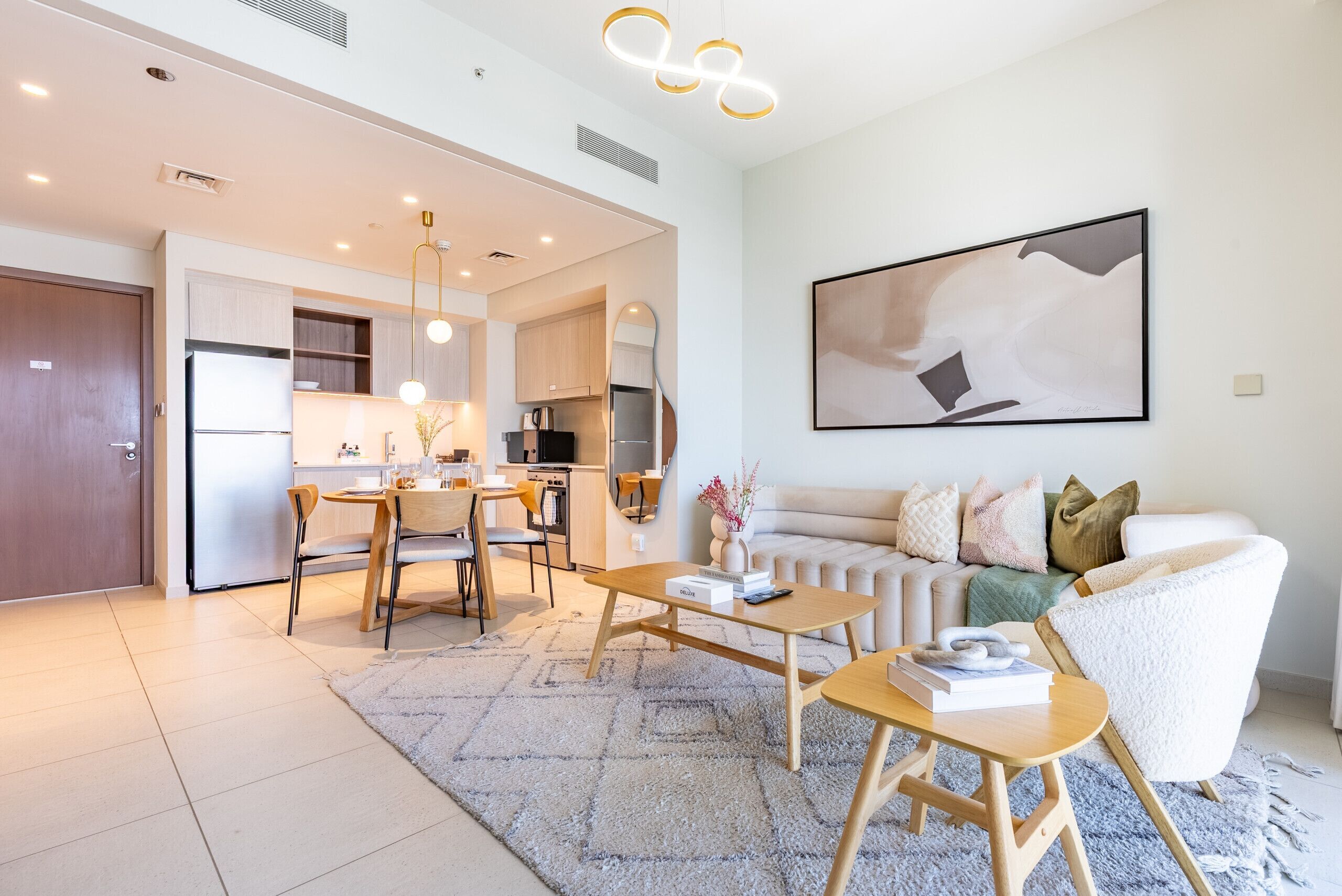 Un salon moderne avec un canapé, une table basse et un coin repas.